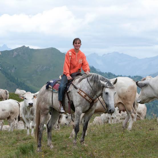 Roberta Colombero al lavoro nella sua malga