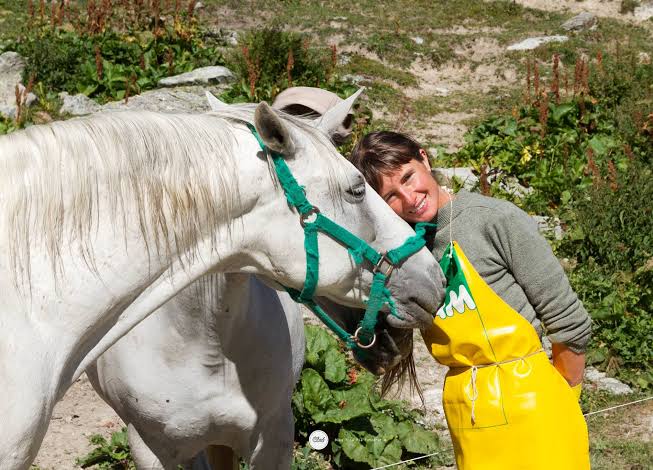 Roberta Colombero al lavoro nella sua malga