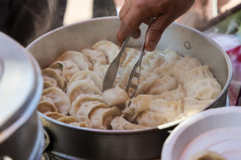 momo tradizionali street food